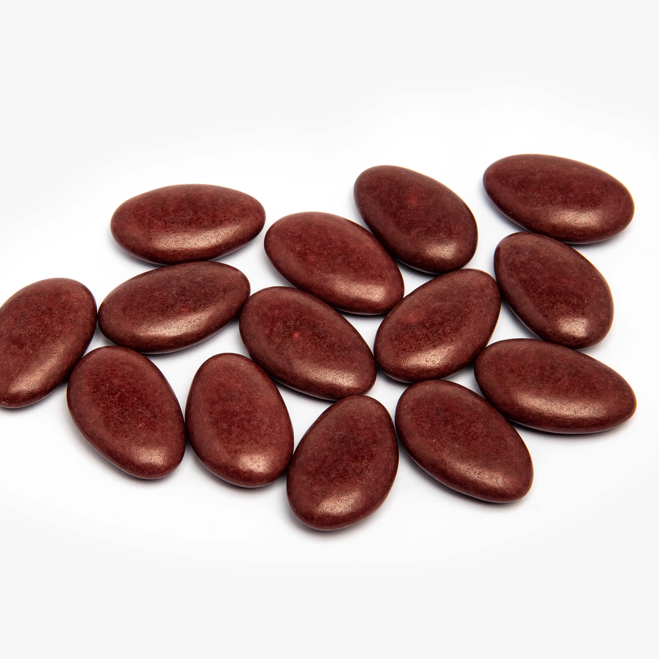 Dragées 70% cacao - bordeaux brillant - boîte de 1 kg.